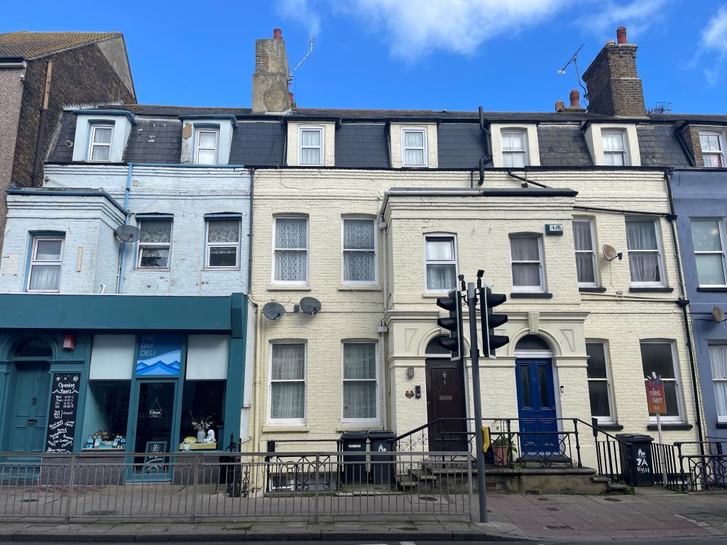 Lot: 129 - FREEHOLD BLOCK OF THREE FLATS FOR INVESTMENT - Four storey mid-terraced block of three flats